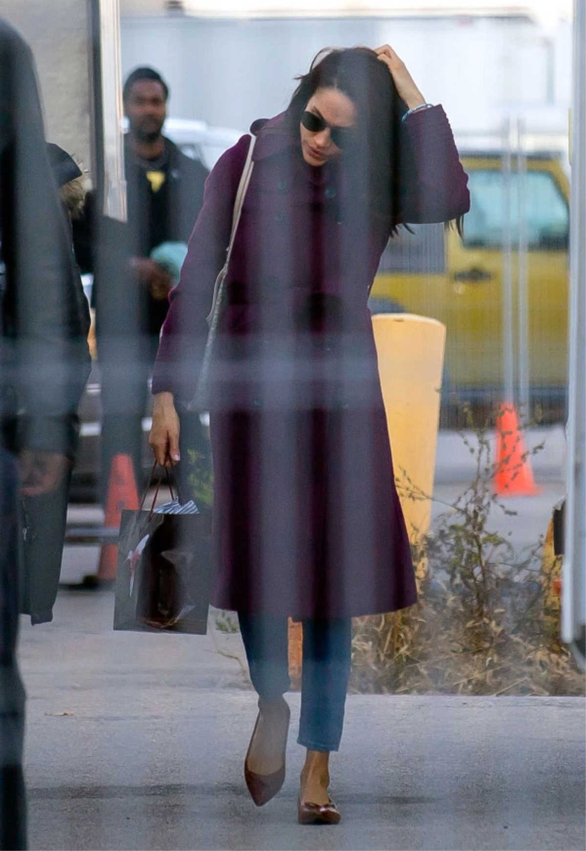 Meghan Steps out on Set of Suits - Meghan's Mirror